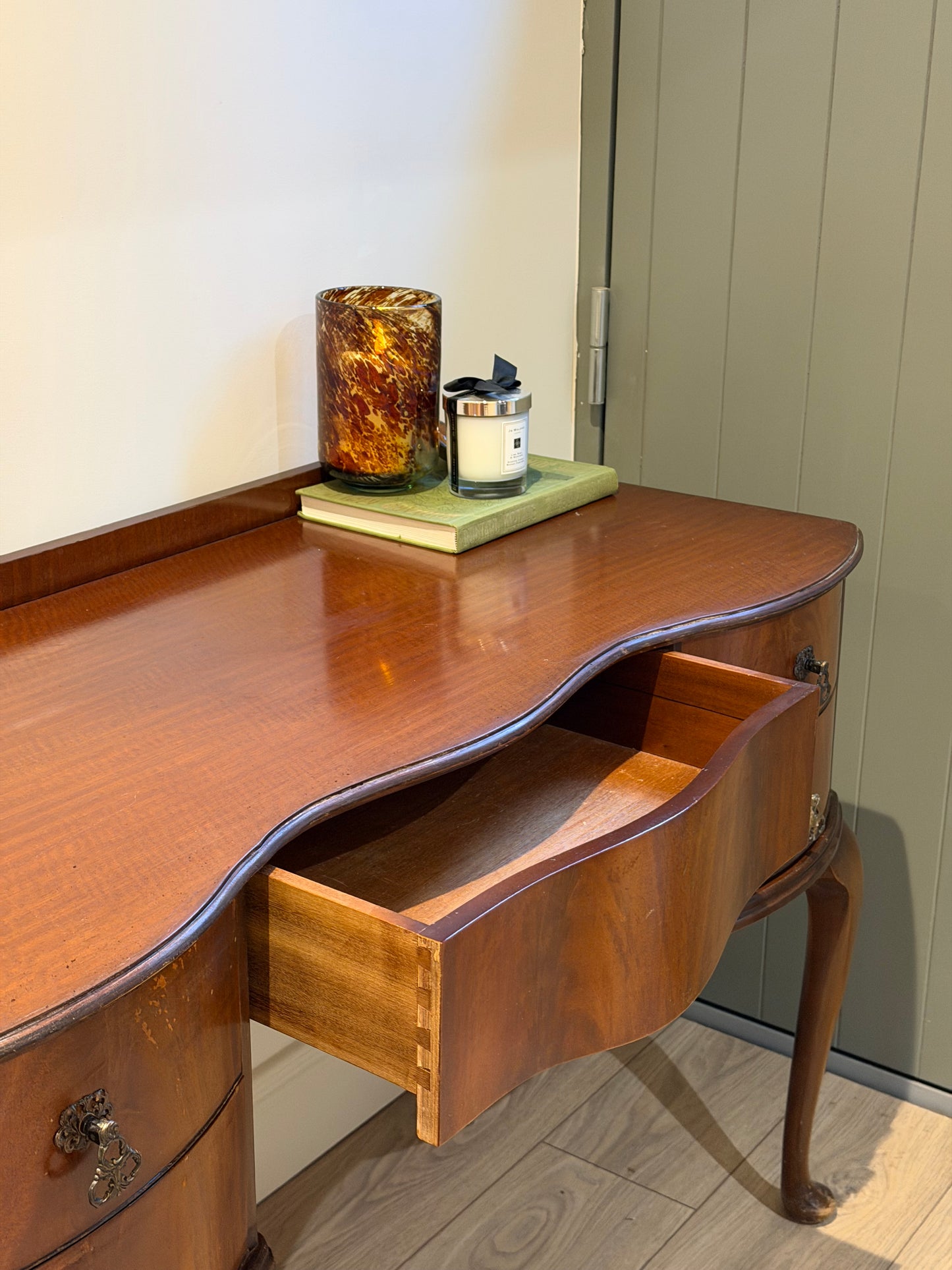 Queen Style Console Table