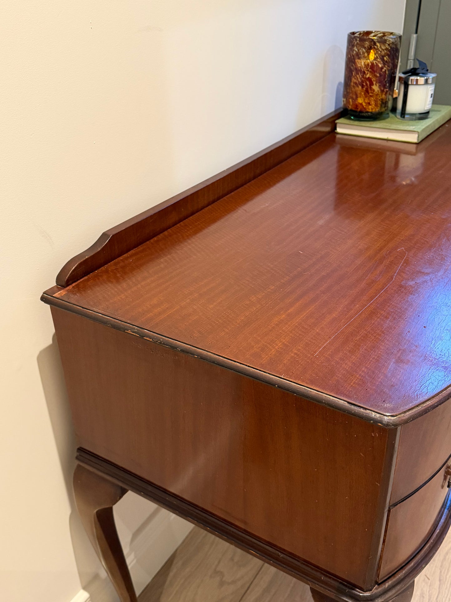 Queen Style Console Table