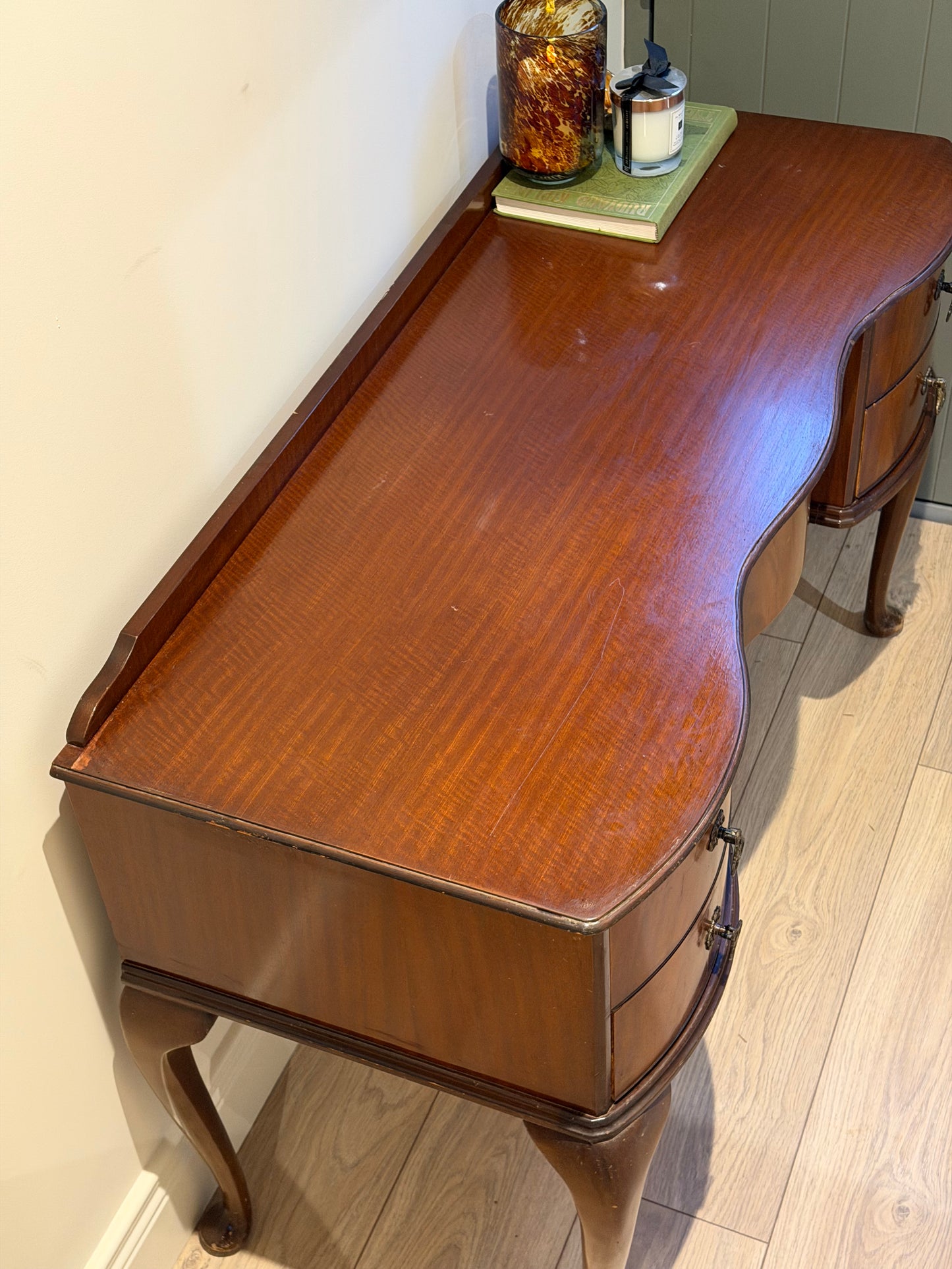 Queen Style Console Table