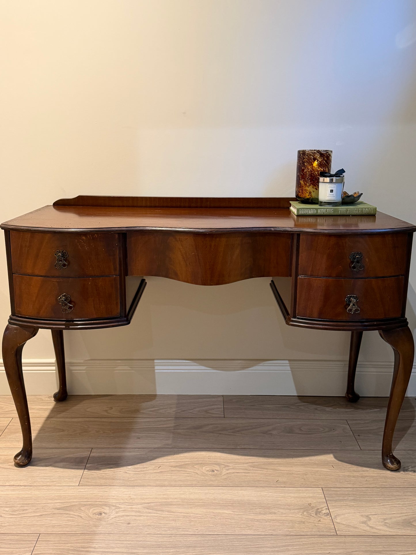 Queen Style Console Table